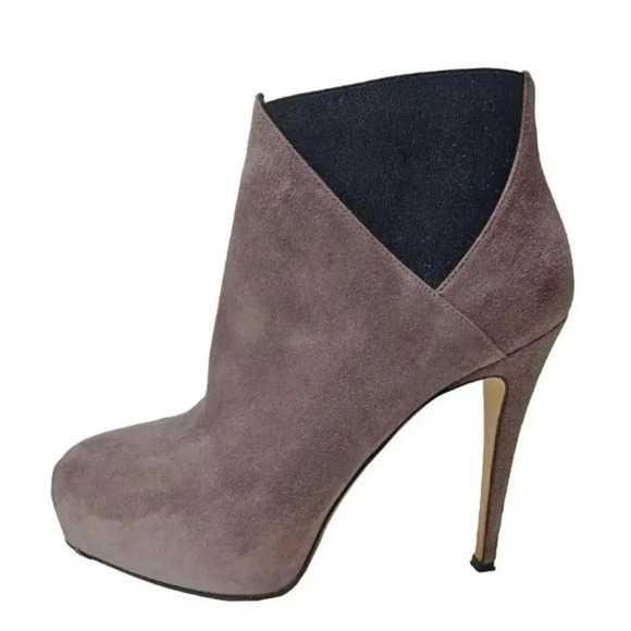 Brian Atwood Grey Suede Booties/Boots
Size 6 $698 - Picture 2 of 6